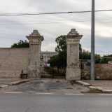 ...e, oltre due possenti colonne in pietra, una vecchia dimora in disuso �abitata� da alcuni grossi cani
